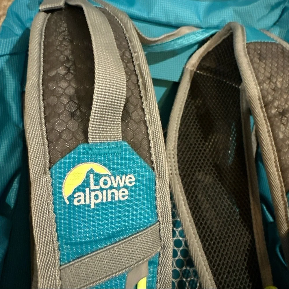 Lowe Alpine airzone ND32 Backpack great for skiing or snowboarding. Day hiking.
